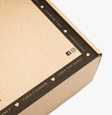 estetyczna prezentacja modowych kolekcji w opakowaniu e-commerce z indywidualnym nadrukiem